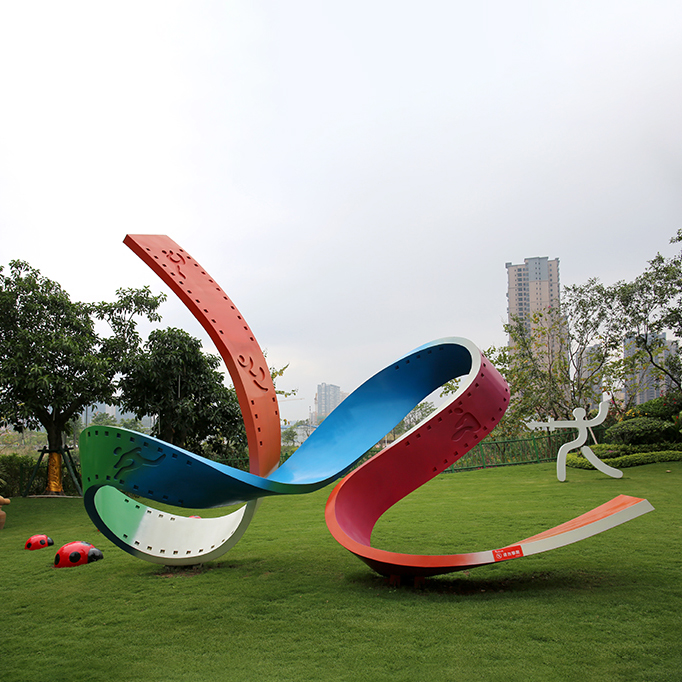 彩色不锈钢胶卷雕塑