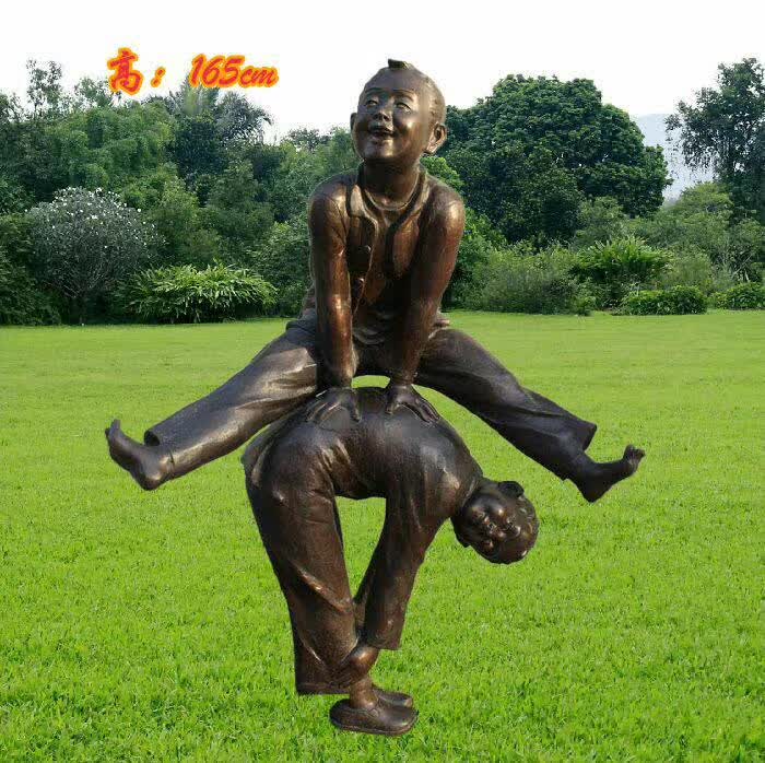 玩跳山羊的儿童雕塑