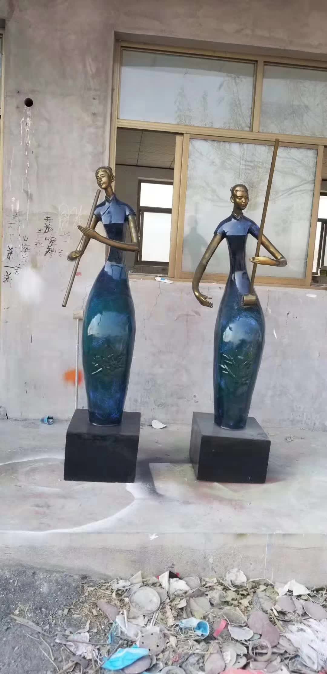 弹乐器的抽象人物雕塑