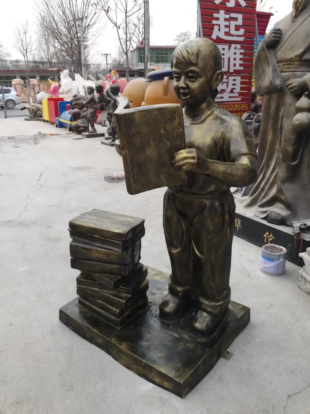 看书的小男孩铜雕