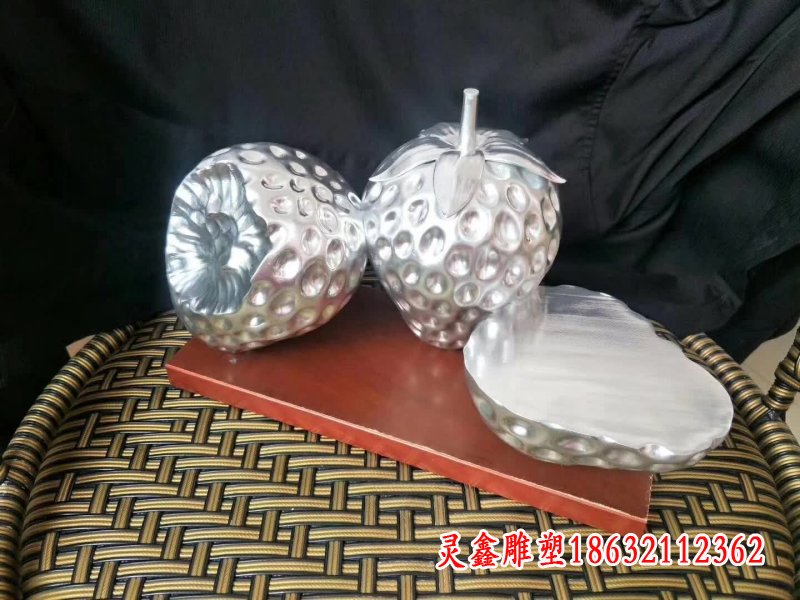 不锈钢草莓造型雕塑