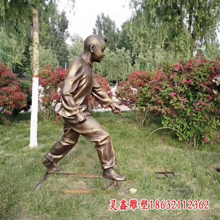 滚铁环儿童雕塑