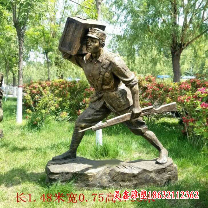 扛重物的人物铜雕