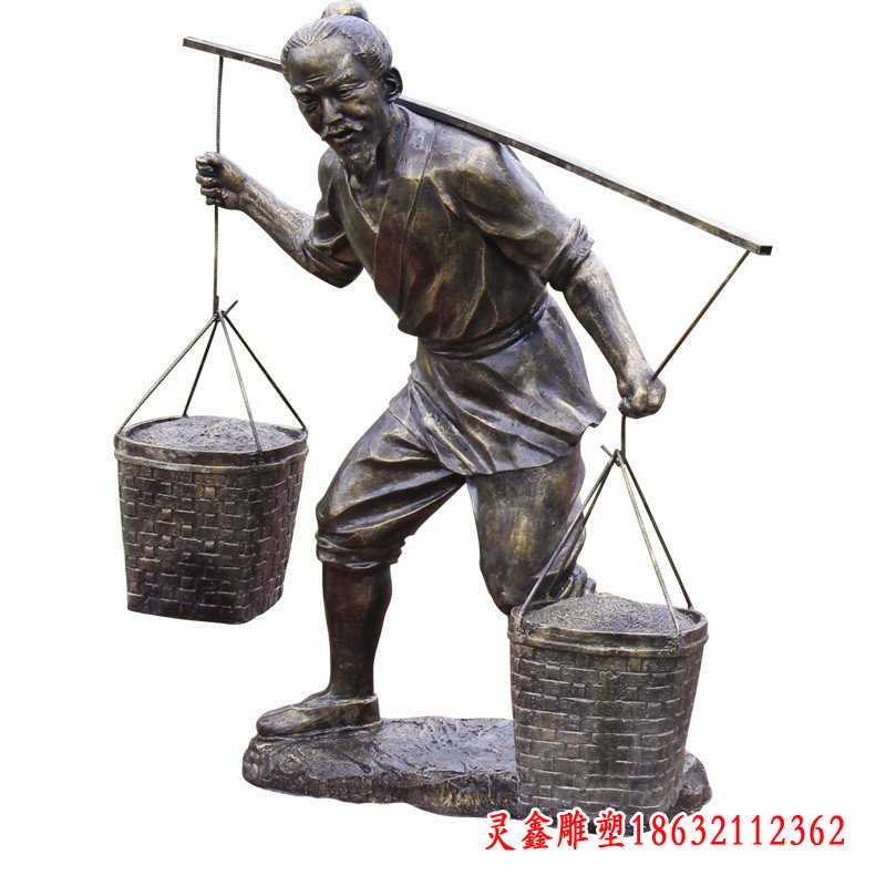 扛着重物的人物铜雕