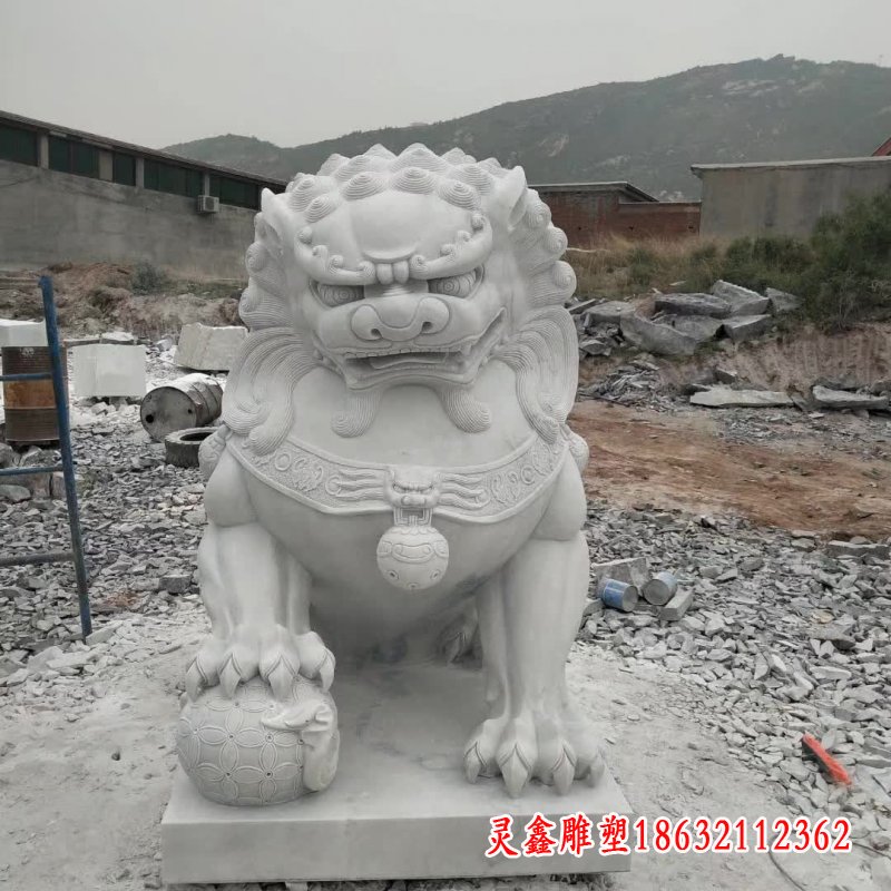 寺庙踩球狮子雕塑