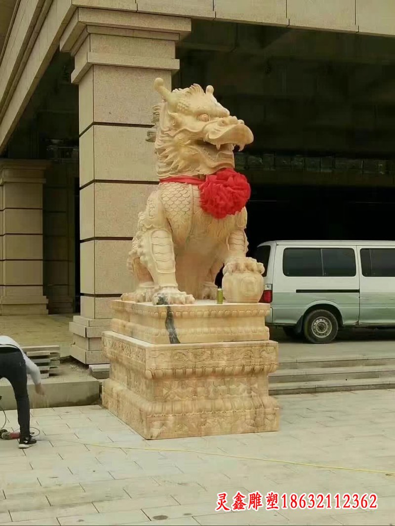 晚霞红踩球麒麟石雕