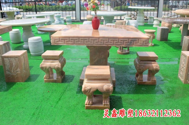 晚霞红方形石桌凳雕塑