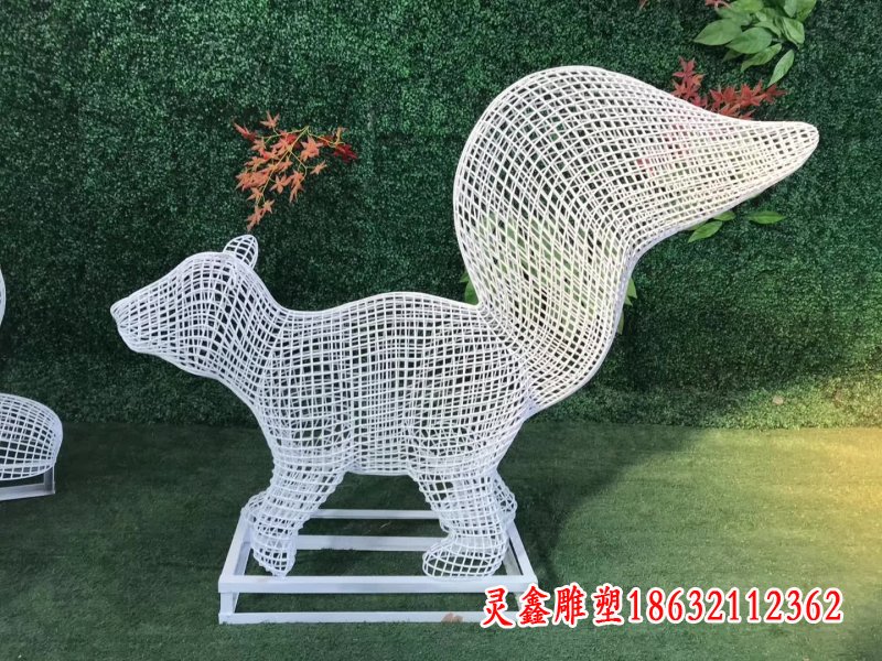 不锈钢镂空松鼠雕塑