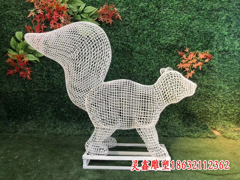 不锈钢镂空松鼠雕塑