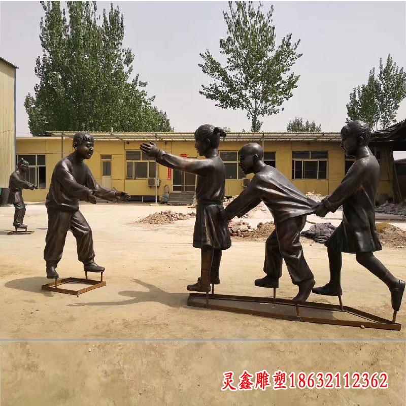 玩老鹰捉小鸡游戏人物雕塑