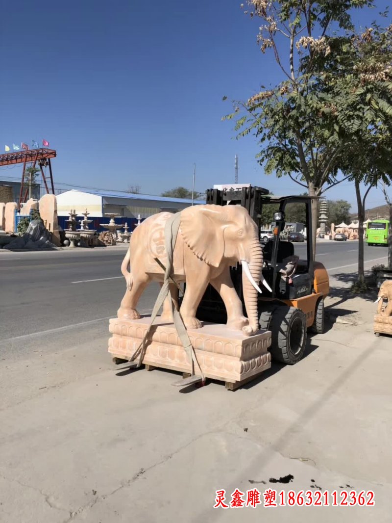 晚霞红大象雕塑