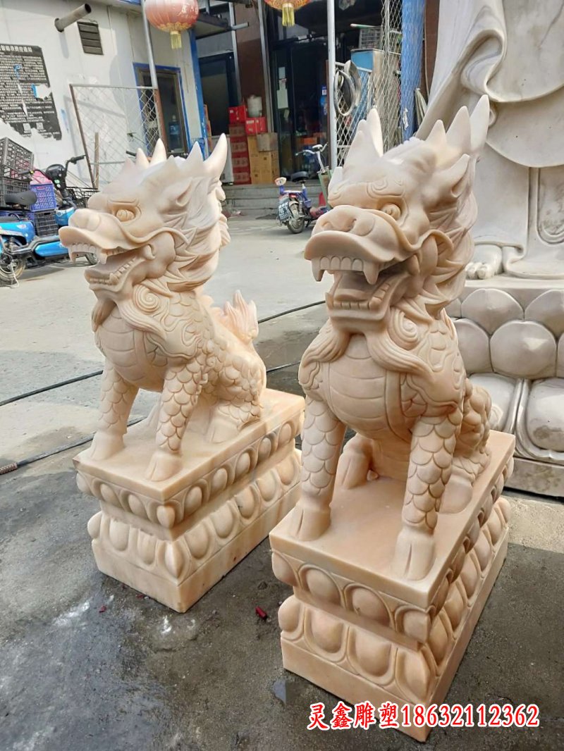 晚霞红石雕麒麟