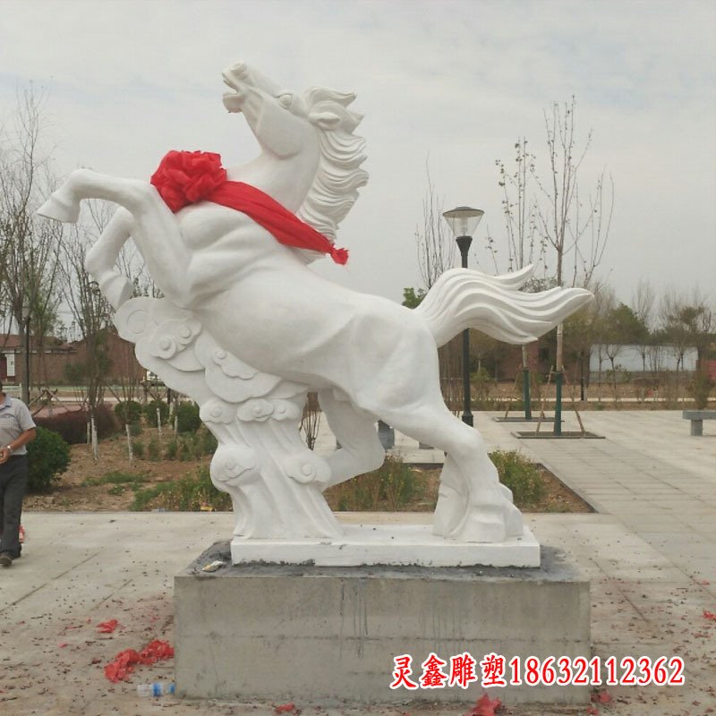 汉白玉腾云驾雾生肖马雕塑