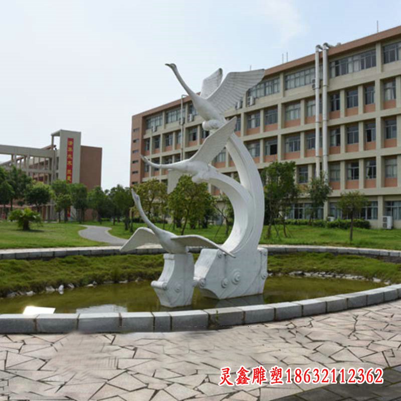 小区仙鹤展翅石雕