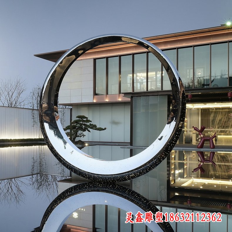 不锈钢月亮雕塑