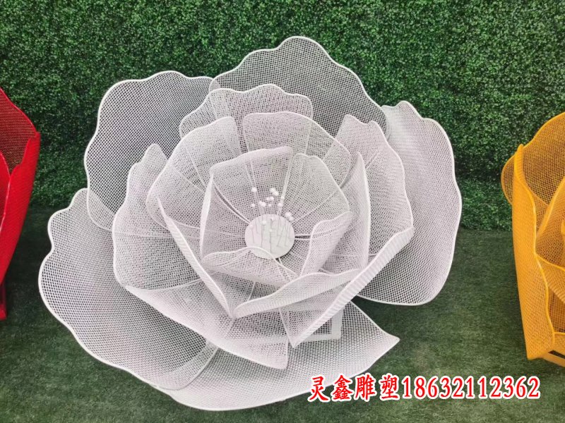 彩色不锈钢镂空花朵雕塑