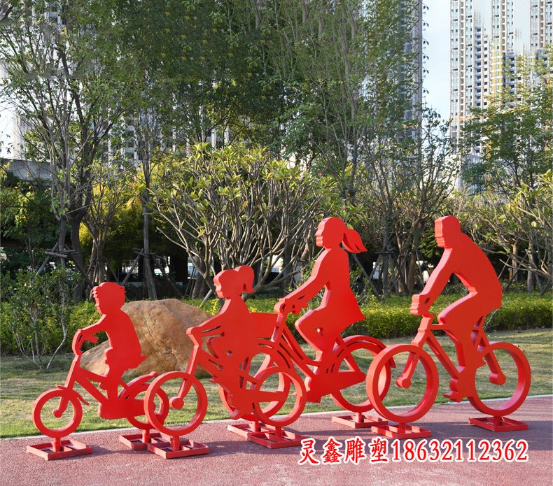 抽象一家四口骑单车人物雕塑
