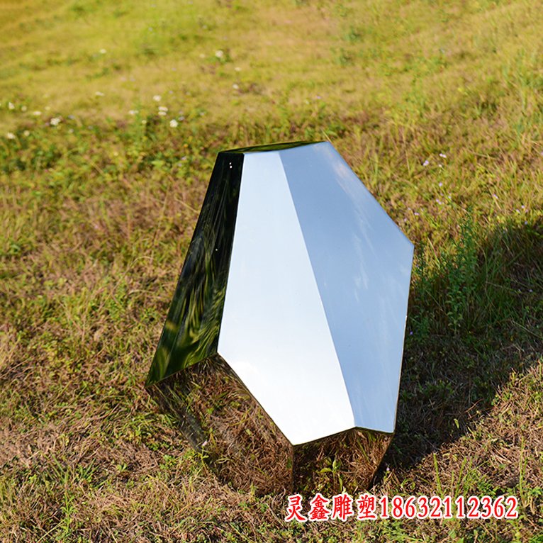 简约不锈钢块面石头雕塑