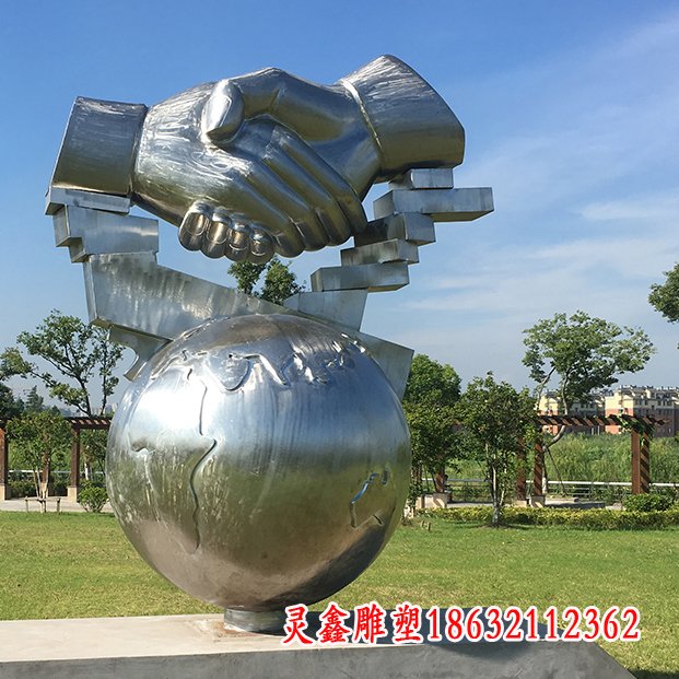 镜面不锈钢握手雕塑