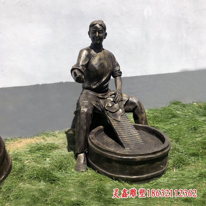 帮妈妈提水孝道铜雕 (1)