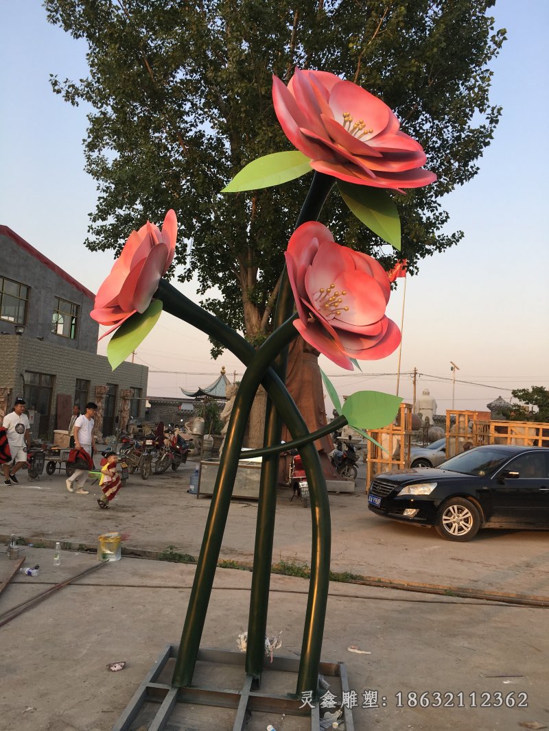 红色花朵不锈钢雕塑