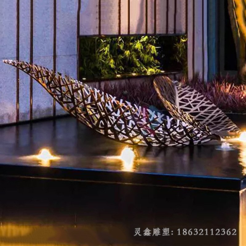 不锈钢镂空镜面树叶雕塑