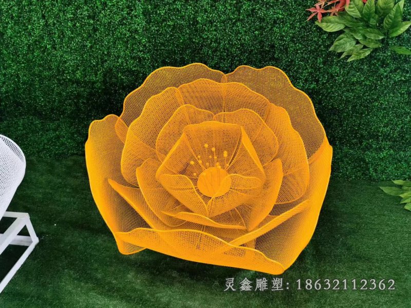 彩色镂空花朵雕塑