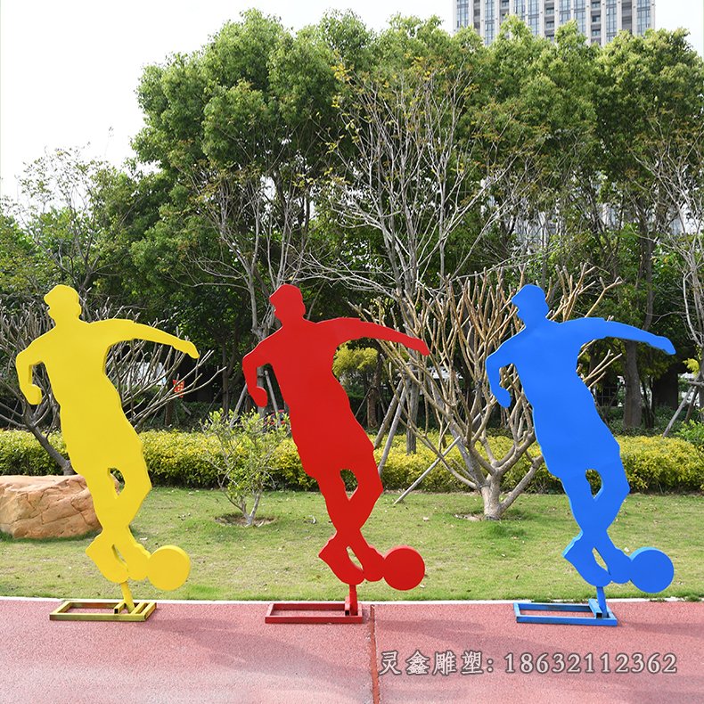 不锈钢踢足球景观雕塑