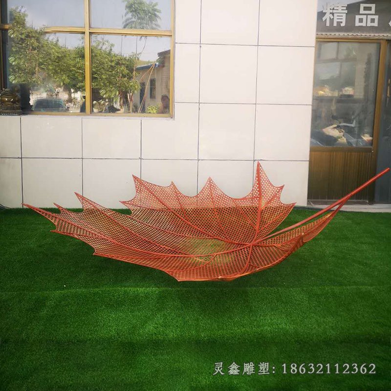 草坪不锈钢镂空枫叶雕塑 (4)