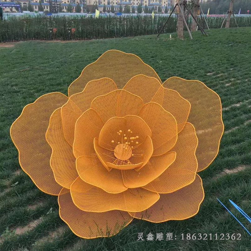 草坪不锈钢镂空花朵和蝴蝶雕塑 (1)