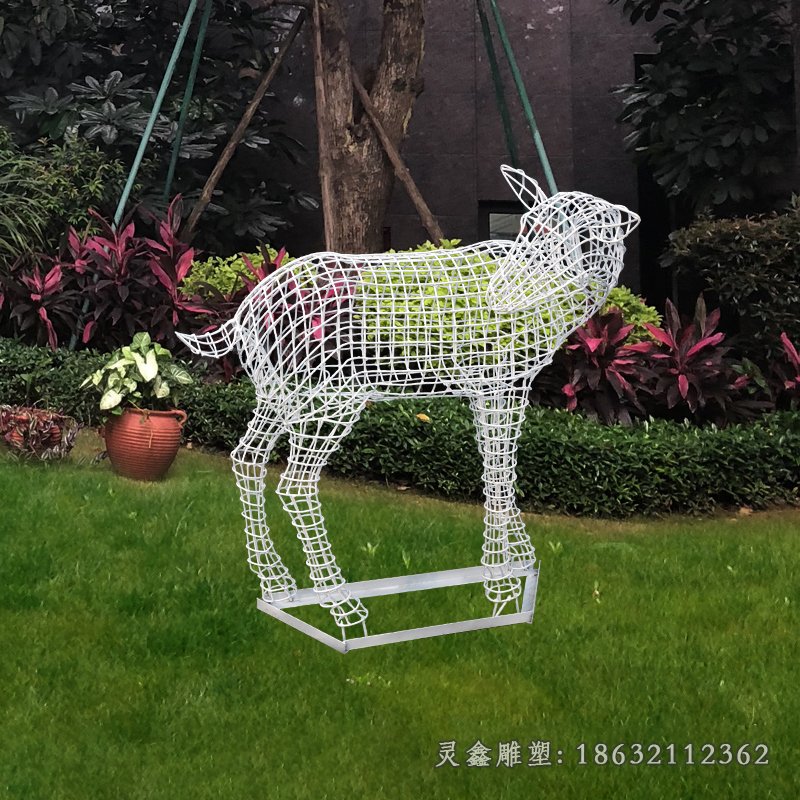 歪头鹿不锈钢镂空雕塑