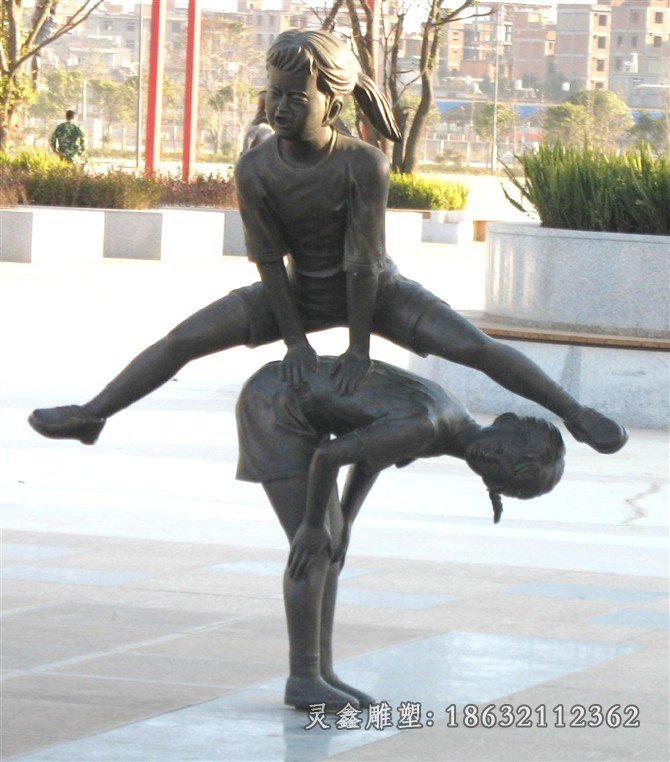 跳山羊游戏铜雕，公园人物雕塑