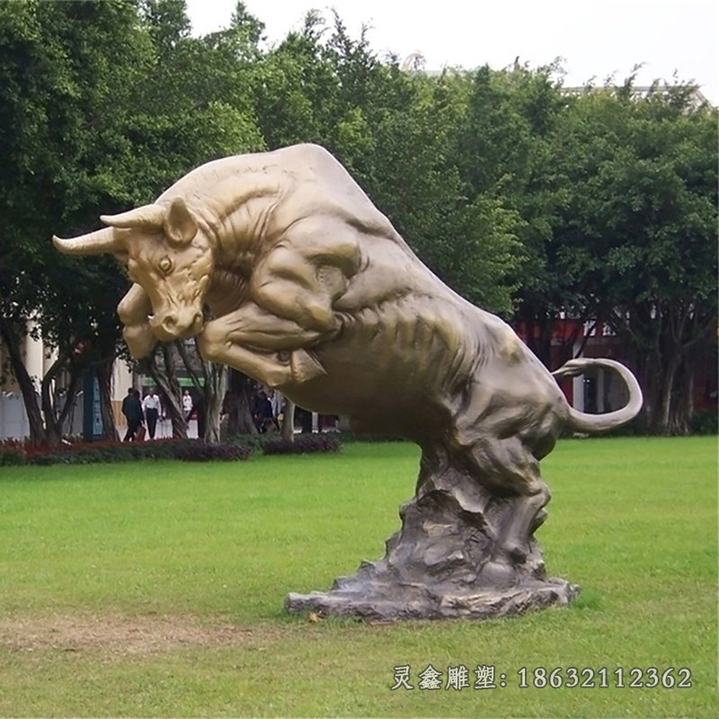 牛奔跑动物景观铜雕