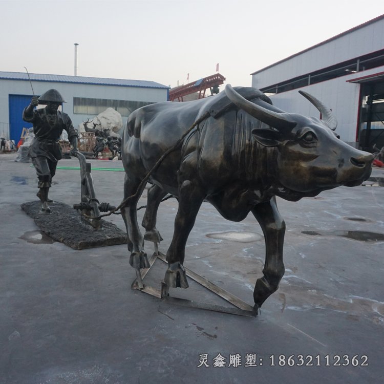 玻璃钢仿铜犁地耕地牛 公园农耕人物雕塑