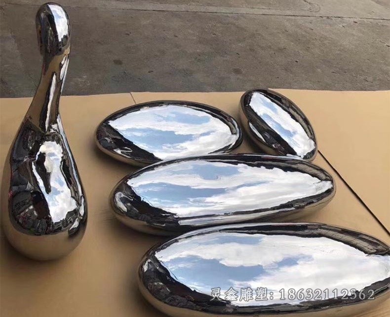 鹅卵石街边不锈钢雕塑