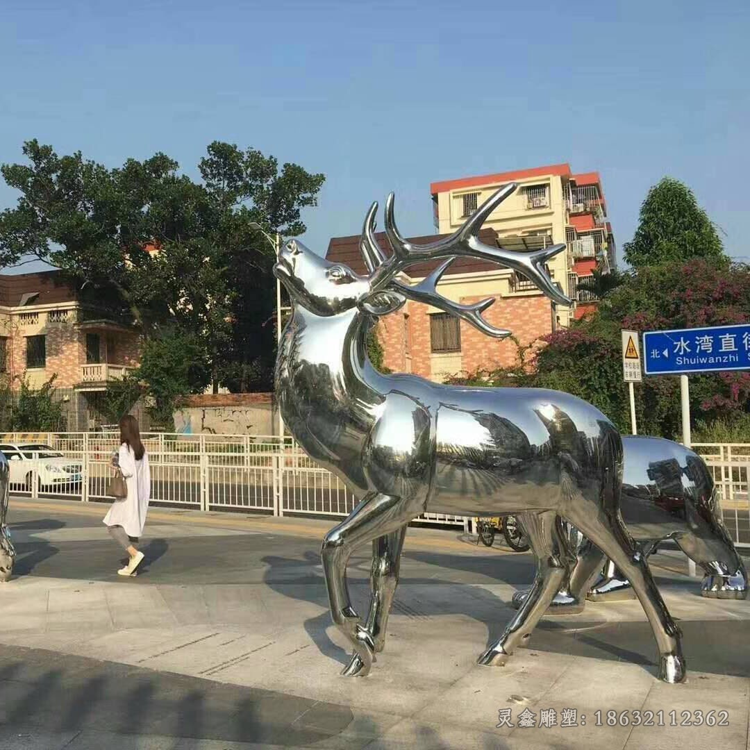 抬头鹿街边不锈钢雕塑
