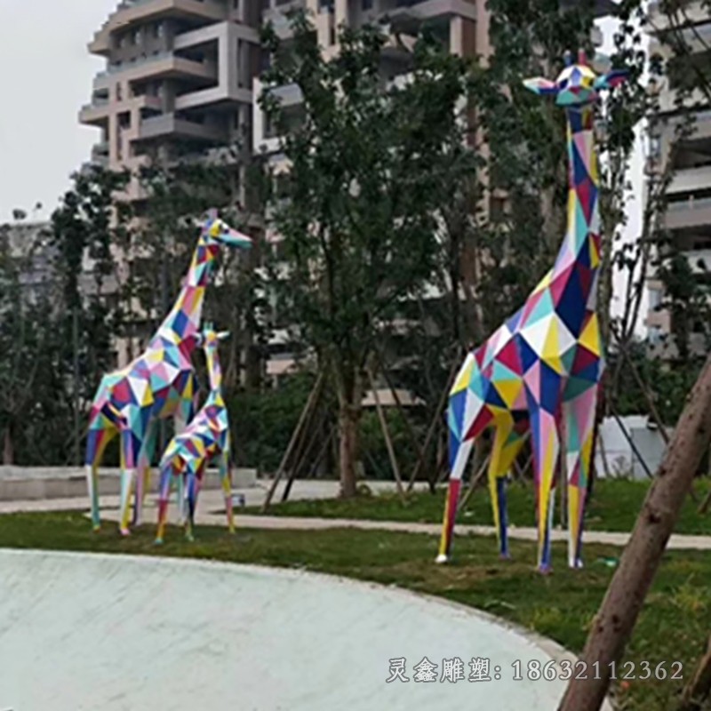 不锈钢几何长颈鹿彩绘雕塑
