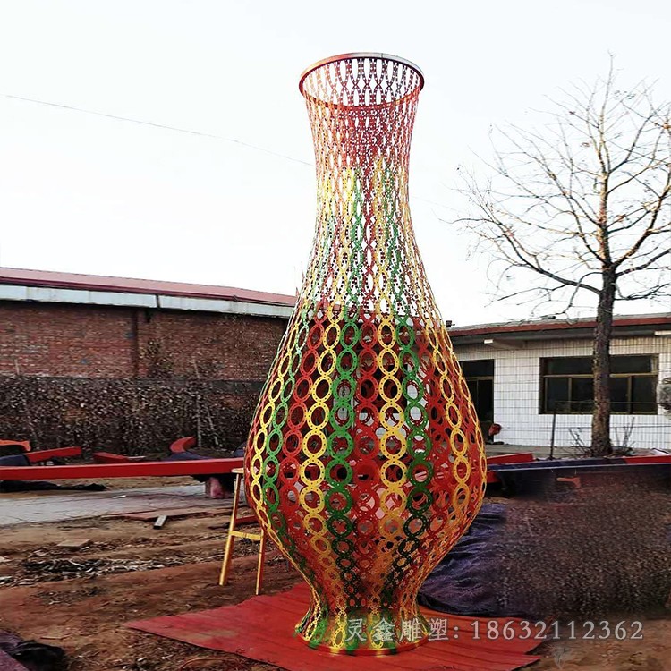 不锈钢镂空彩绘花瓶雕塑