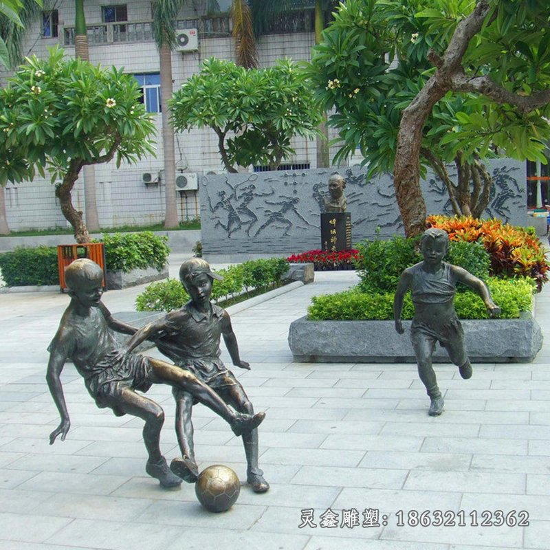 踢足球公园标志铜雕