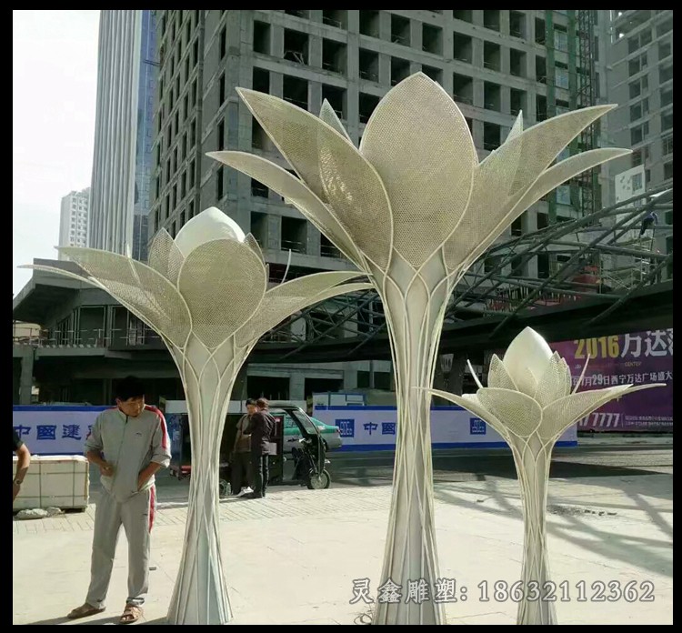 不锈钢荷花镜面小区雕塑