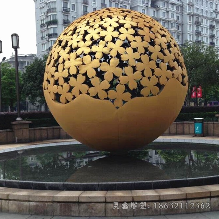 不锈钢彩绘镂空球城市雕塑