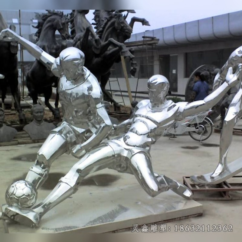 不锈钢踢足球广场人物雕塑