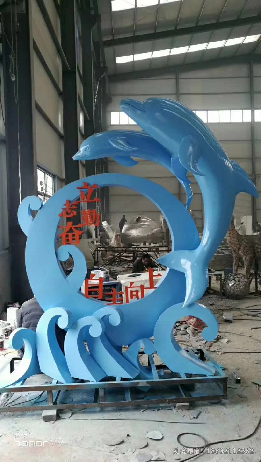 不锈钢彩绘海豚街边雕塑
