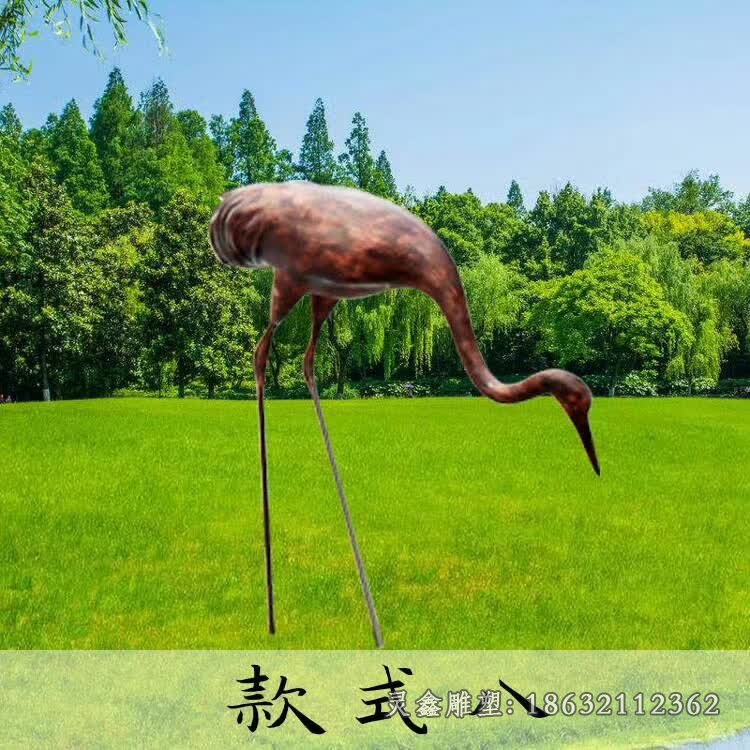 低头仙鹤动物景观雕塑
