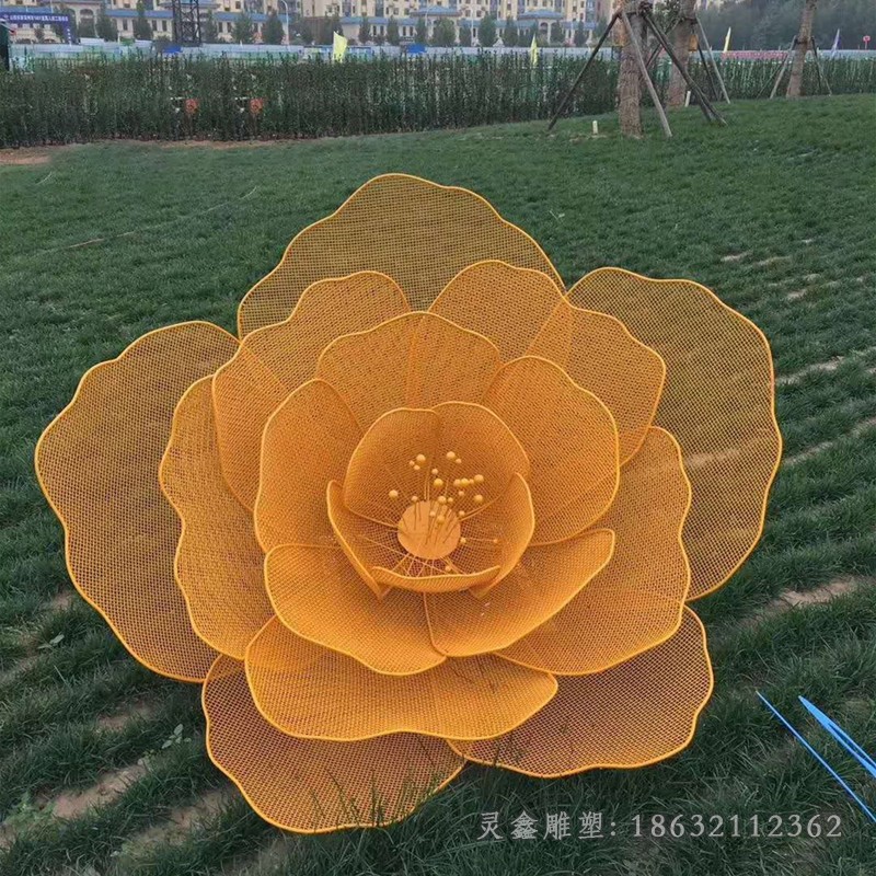 不锈钢彩绘镂空花公园雕塑