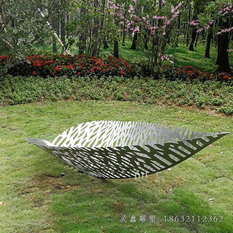 不锈钢镂空树叶公园景观雕塑