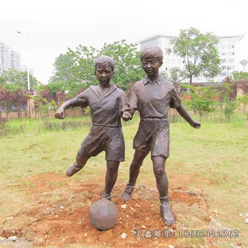 踢足球人物铜雕，公园人物雕塑[1]