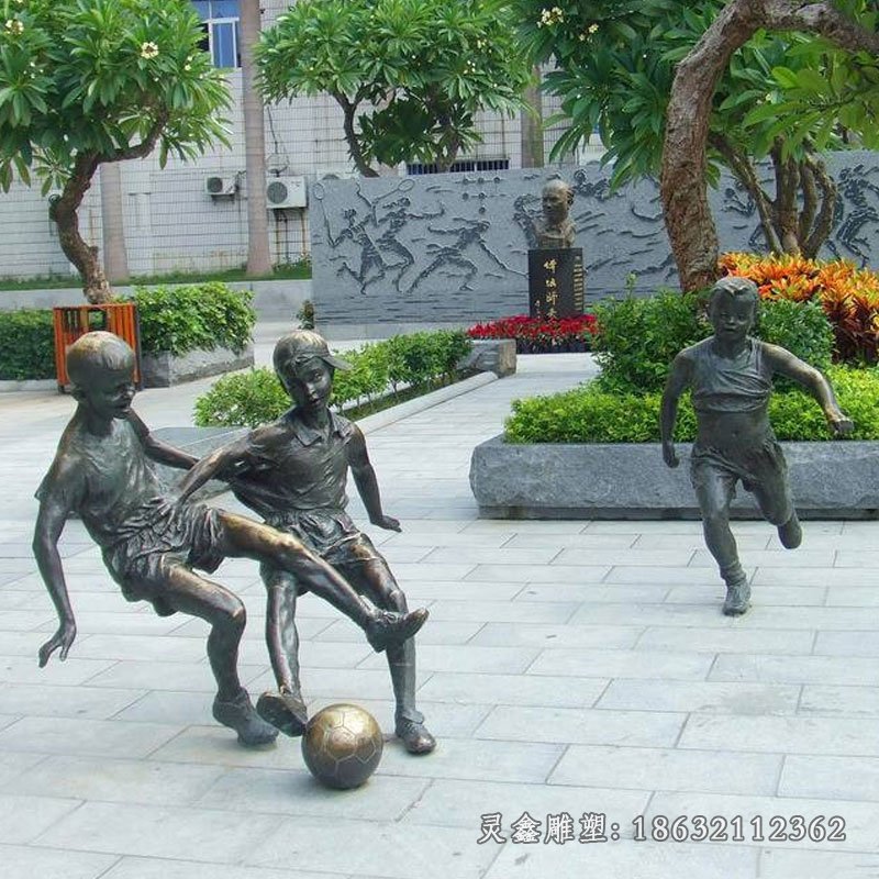 公园踢足球运动铜雕