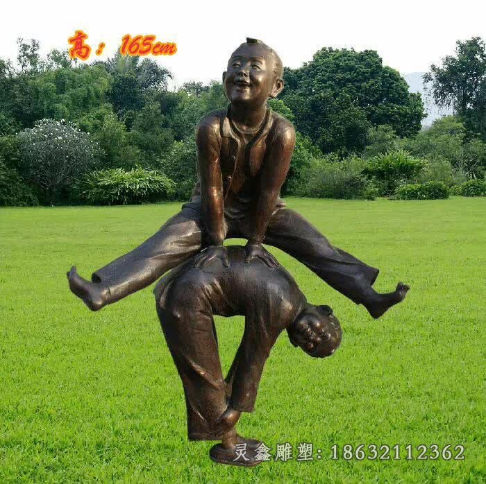 玩跳山羊的儿童雕塑