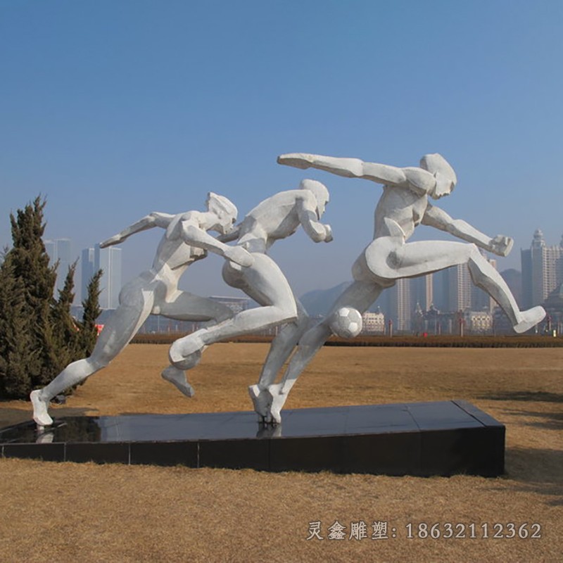 镜面抽象不锈钢踢足球雕塑